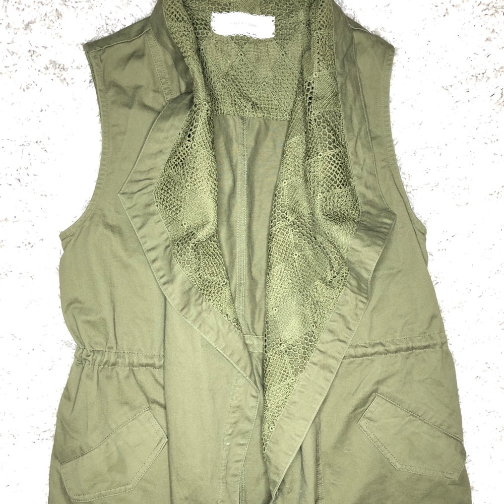 Army green utility vest with draw string